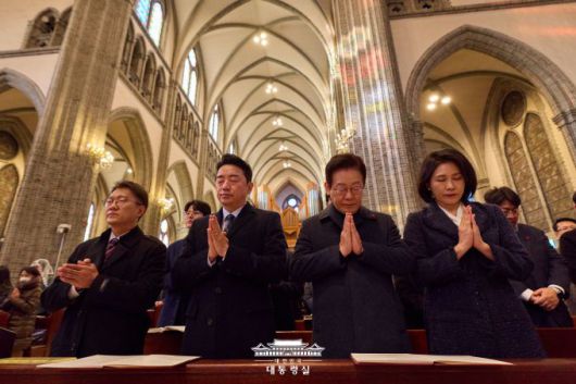 이재명 대통령과 김혜경 여사가 성탄절인 25일 오후 서울 명동대성당을 찾아 성탄 미사를 하고 있다. 강훈식 대통령실 비서실장과 김남준 대변인, 전성환 경청사회통합 수석도 함께 했다. [사진=대통령실]