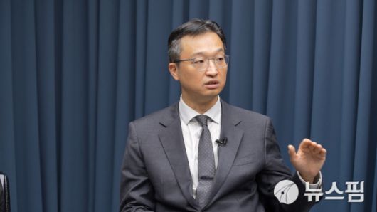 [서울=뉴스핌] 한태희 기자 = 조귀동 민컨설팅 전략실장이 뉴스핌TV 스튜디오에서 '국가 리스크된 정치 양극화, 어떻게 풀 것인가'를 주제로 대담하고 있다. [사진=뉴스핌] 2025.12.22 ace@newspim.com