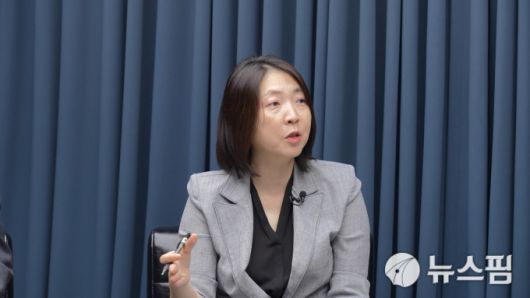 [서울=뉴스핌] 한태희 기자 = 장윤미 변호사 뉴스핌TV 스튜디오에서 '국가 리스크된 정치 양극화, 어떻게 풀 것인가'를 주제로 대담하고 있다. [사진=뉴스핌] 2025.12.22 ace@newspim.com