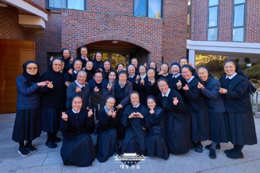 이재명 대통령과 김혜경 여사가 25일 오전 성탄절을 맞아 인천 해인교회에서 성탄 예배 후 인근 노틀담 수녀원을 찾아 수녀님들과 반갑게 인사를 나누고 있다. [사진=대통령실]