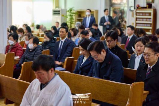 이재명 대통령과 김혜경 여사가 25일 오전 성탄절을 맞아 국회의원 시절 지역구였던 인천 계양구의 작은 해인교회에서 성탄 예배를 했다. 이 대통령 부부가 성탄 예배 행사를 하고 있다. [사진=대통령실]