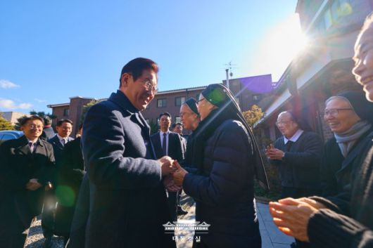 이재명 대통령과 김혜경 여사가 25일 오전 성탄절을 맞아 인천 해인교회에서 성탄 예배 후 인근 노틀담 수녀원을 찾아 수녀님들과 반갑게 인사를 나누고 있다. [사진=대통령실]