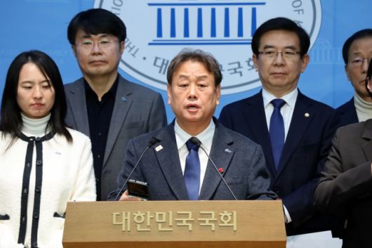 국회 APEC지원특위 소속 더불어민주당과 조국혁신당 의원, 더불어민주당 경주시지역위원회가 24일 낮 12시 국회 소통관에서 기자회견을 열고, 경주시와 경주시의회가 내란 혐의자들에게 명예시민증을 수여하려는 결정을 강력 규탄하고 있다.[사진=민주당경주시위원회] 2025.12.24 nulcheon@newspim.com