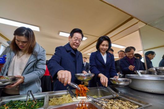이재명 대통령과 김혜경 여사가 25일 오전 성탄절을 맞아 국회의원 시절 지역구였던 인천 계양구의 작은 해인교회에서 성탄 예배를 한 후 교인들과 오찬을 하기 위해 자율배식을 하고 있다. [사진=대통령실]