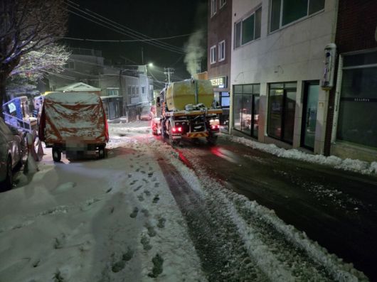'대설경보'가 내려진 경북 울릉군에 25일부터 많은 눈이 내리면서 26일 오전 8시 기준 평균 18.5㎝의 누적 적설량을 보이고 있는 가운데 울릉군이 제설차량을 투입해 제설과 빙판길 제거 등 안전관리에 총력을 쏟고 있다.[사진=울릉군]2025.12.26 nulcheon@newspim.com