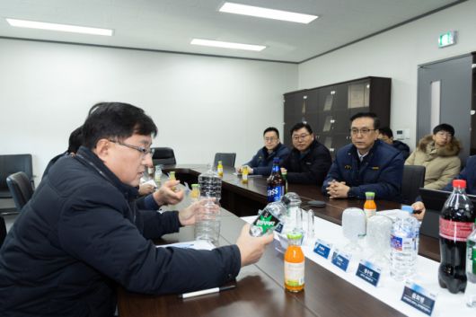 김성환 기후에너지환경부 장관(왼쪽)이 26일 경기도 화성시에 위치한 플라스틱 폐기물 회수·재활용 업체를 방문해 기업 현장의 애로사항을 청취하고 있다. [사진=기후에너지환경부] 2025.12.26 dream@newspim.com