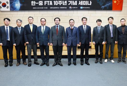 여한구 산업통상부 통상본부장(왼쪽 여섯번째)이 26일 서울 대한상공회의소에서 열린 '한중 FTA 10주년' 기념 세미나에서 다이빙((戴兵) 주한중국대사(왼쪽 다섯번째)를 비롯한 주요 참석자들과 기념사진을 찍고 있다. [사진=산업통상부] 2025.12.26 dream@newspim.com