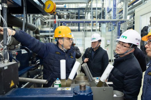 김성환 기후에너지환경부 장관(오른쪽)이 26일 경기도 화성시에 위치한 플라스틱 폐기물 회수·재활용 업체를 방문해 현장을 점검하고 있다. [사진=기후에너지환경부] 2025.12.26 dream@newspim.com