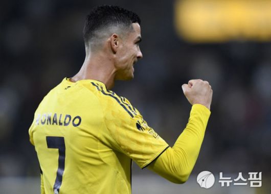 [리야드 로이터 =뉴스핌] 박상욱 기자=호날두가 27일 사우디 프로리그 알 아크두드와의 경기에서 자신의 첫 번째 골을 넣고 기뻐하고 있다. 2025.12.27 psoq1337@newspim.com