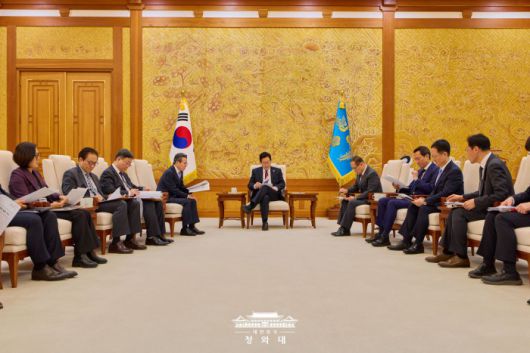 [서울=뉴스핌] 이재명 대통령이 지난 29일 서울 종로구 청와대에서 참모진과 차담회를 열고 있다. [사진=청와대] 2025.12.30 photo@newspim.com