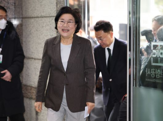 [서울=뉴스핌] 최지환 기자 = 이혜훈 초대 기획예산처 장관 후보자가 29일 오전 서울 중구 예금보험공사 본사에 마련된 인사청문회 준비 사무실로 출근하고 있다. 2025.12.29 choipix16@newspim.com