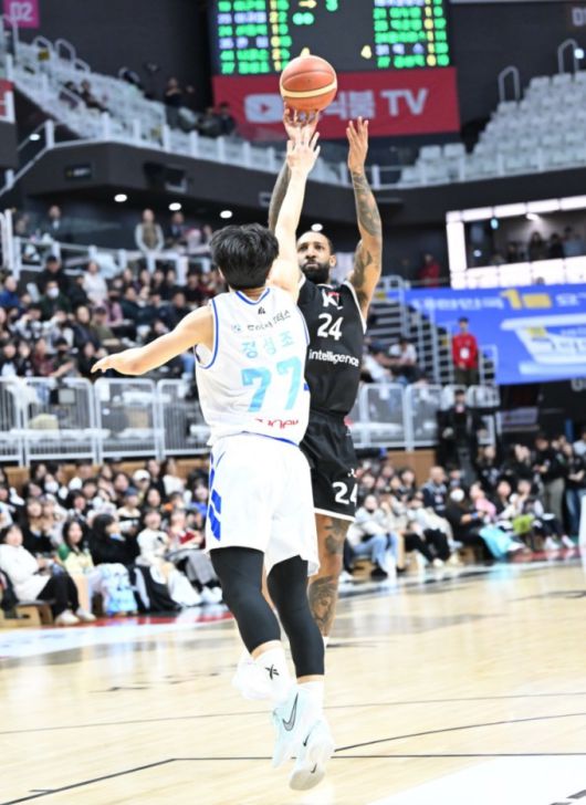 [서울=뉴스핌] 박상욱 기자 = kt 데릭 윌리엄스가 30일 프로농구 정규리그 서울 삼성과의 홈 경기에서 마크를 피해 슈팅하고 있다. [사진=KBL] 2025.12.30 psoq1337@newspim.com