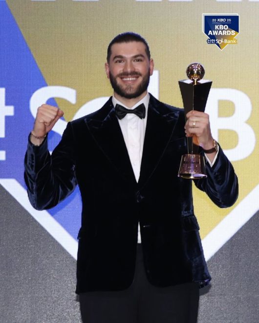 [서울=뉴스핌] 장환수 스포츠전문기자= 코디 폰세가 지난달 24일 KBO 시상식에서 MVP 트로피를 든 채 활짝 웃고 있다. [사진=KBO] 2025.11.24 zangpabo@newspim.com