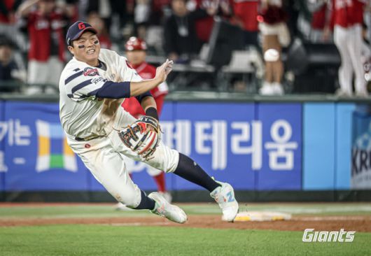 [서울=뉴스핌]이웅희 기자=롯데 3루수 한동희가 1루로 송구하고 있다. [사진=롯데 자이언츠] 2025.12.30 iaspire@newspim.com