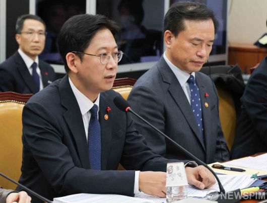 [서울=뉴스핌] 윤창빈 기자 = 배경훈 부총리 겸 과학기술정보통신부 장관이 31일 서울 여의도 국회 과학기술정보방송통신위원회 전체회의에서 열린 쿠팡 침해사고 및 개인정보 유출, 불공정 거래, 노동환경 실태 파악과 재발방지 대책 마련을 위한 청문회에서 의원 질문에 답변하고 있다. 2025.12.31 pangbin@newspim.com