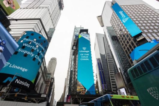 작년 리니지의 상장 기념 옥외 광고 [사진=블룸버그통신]