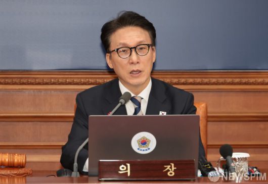 [서울=뉴스핌] 이길동 기자 = 김민석 국무총리가 31 서울 종로구 정부서울청사에서 열린 임시 국무회의를 주재하며 모두 발언을 하고 있다. 2025.12.31 gdlee@newspim.com