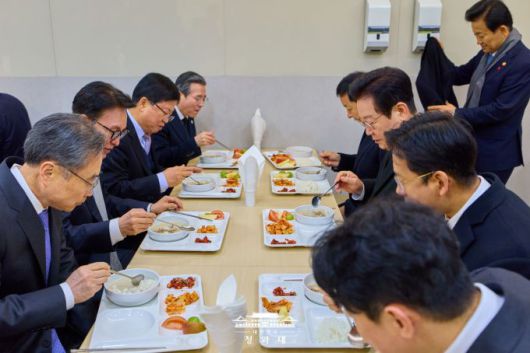 이재명 대통령이 1일 병오년 새해 첫 번째 공식 일정으로 국립서울현충원을 참배하고 있다. [사진=청와대]    이 대통령은 이날 오전 청와대 참모진 및 국무위원들과 함께 현충탑에 헌화와 분향을 하고 순국선열과 호국영령을 위해 묵념했다. 이 대통령은 방명록에 "'함께 사는 세상' 대한민국 대도약의 원년, 대한국민과 함께 열겠다"고 적었다.    이날 행사에는 강훈식 비서실장·위성락 국가안보실장·김용범 비서실장 등 청와대 참모진과 김민석 국무총리·구윤철 부총리 겸 기획재정부 장관·배경훈 부총리 겸 과학기술정보통신부 장관 등 국무위원 20여명이 동행했다.    이후 이 대통령은 청와대 직원식당에서 현충원 참배 참석자들과 떡국으로 조찬을 하며 덕담을 나눴다고 김남준 청와대 대변인이 서면 브리핑에서 전했다.