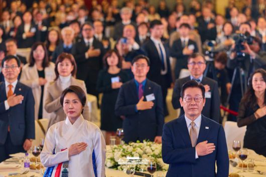 [서울=뉴스핌] 이재명 대통령과 김혜경 여사가 지난 4일  중국 베이징의 한 호텔에서 열린 재중 한국인 간담회에서 국민의례를 하고 있다. [사진=청와대] 2026.01.06 photo@newspim.com
