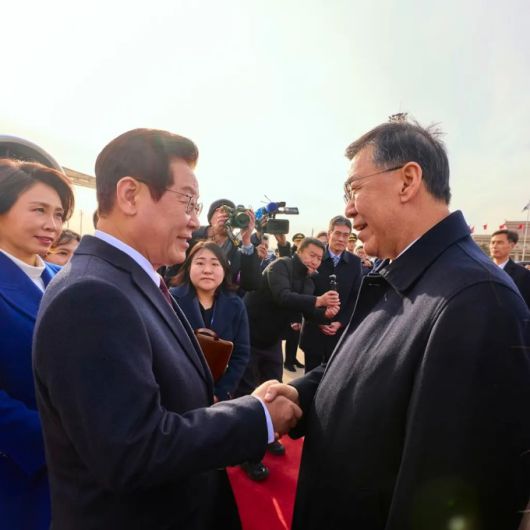 중국 국빈 방문을 위해 4일 오후 서우두공항에 도착한 이재명 대통령이 공항 영접을 나온 인허쥔 중국 과학기술부 부장(장관)과 반갑게 악수하며 긴 대화를 나누고 있다. 청와대는 이 대통령 부부를 인허쥔 장관이 직접 나와 영접한 것은 한중관계 전면 복원 흐름을 공고히 하는 중국 의지를 드러낸 것으로 평가했다. [사진=KTV]