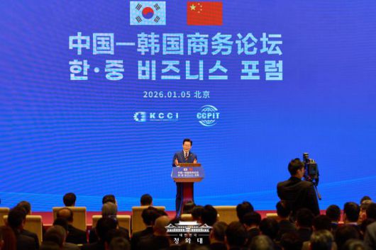 중국을 국빈 방문 중인 이재명 대통령이 5일 오전 베이징 조어대에서 열린 한중 비즈니스 포럼에서 기조연설을 하고 있다. [사진=청와대]