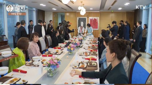 이재명 대통령과 함께 중국을 국빈 방문 중인 김혜경 여사가 5일 베이징 주한 중국대사관저에서 '한중 가교 역할' 중국인 여성 초청 한식 오찬 간담회에서 떡국을 대접하고 있다. [사진=KTV]