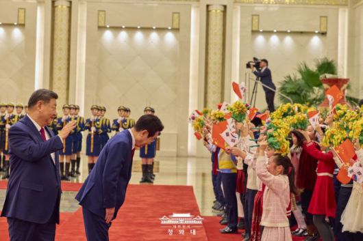이재명 대통령이 5일 베이징 인민대회당에서 시진핑(習近平) 중국 국가주석과 정상회담을 했다. 정상회담에 앞서 열린 공식 환영식에서 이 대통령이 환영하는 어린이들에게 고개 숙여 감사의 인사를 하고 있다. [사진=청와대]