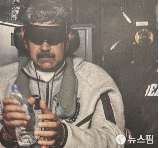 베네수엘라의 니콜라스 마두로 대통령이 2026년 1월3일 미군에 의해 체포돼 눈 가리고 수갑 찬 상태로 이송되고 있다 [사진=도널드 트럼프 미국 대통령의 트루스소셜 계정]