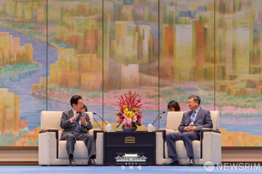 [서울=뉴스핌] 중국을 국빈 방문한 이재명 대통령이 지난 6일 저녁 상하이 세계회객청에서 천지닝 당서기와 대화를 나누고 있다. [사진=청와대] 2026.01.08 photo@newspim.com