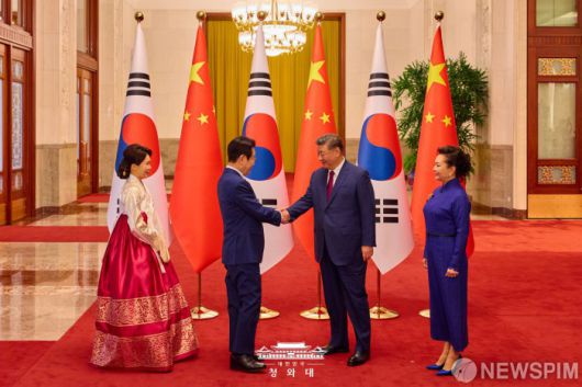 [서울=뉴스핌] 이재명 대통령이 지난 5일 중국 베이징 인민대회당에서 시진핑(習近平) 중국 국가주석과 정상회담을 진행했다. 정상회담에 앞서 열린 환영 행사에서 이재명 대통령과 시진핑 주석이 악수를 하고 있다. [사진=청와대] 2026.01.06 photo@newspim.com