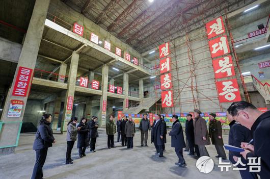 [서울=뉴스핌] 이영종 통일전문기자 = 북한 국무위원장 김정은이 5일 우크라이나전에 투입됐다 전사한 군인들을 추모하기 위한 시설인 '해외 군사작전 전투위훈기념관'건설 현장을 방문했다.2026.01.06 yjlee@newspim.com