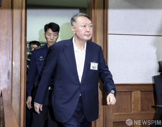 [서울=뉴스핌] 사진공동취재단 = 윤석열 전 대통령이 26일 서울 서초구 서울중앙지법에서 열린 특수공무집행방해, 직권남용 권리행사방해 등 혐의 사건 첫 공판에 출석하고 있다. 형사 법정에서 윤 전 대통령의 모습이 공개된 것은 지난 4월 내란 사건 재판 이후 약 5개월 만이다. 2025.09.26 photo@newspim.com