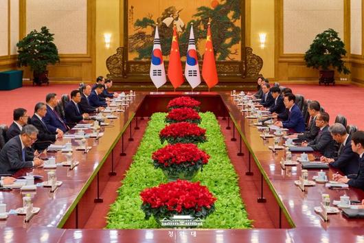 이재명 대통령과 시진핑(習近平) 중국 국가주석이 5일 베이징 인민대회당에서 한중 정상회담을 하고 있다. [사진=청와대]