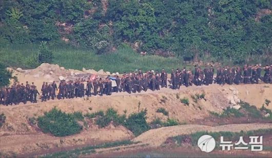 합동참모본부는 지난 7월 4일 "중서부 전선에서 MDL을 넘어오는 북한 인원 1명의 신병을 확보했다"고 공개했다. 사진은 지난해 북한군의 비무장지대(DMZ) 북측 지역 불모지 조성과 대전차 방벽 건설, 지뢰 매설 작업 당시 사진. [사진=합참 제공] 2025.12.19 gomsi@newspim.com