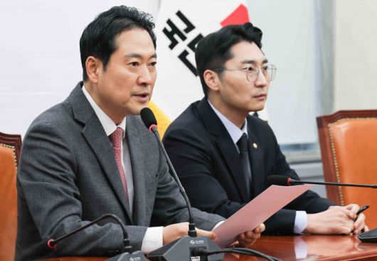 [서울=뉴스핌] 윤창빈 기자 = 장동혁 국민의힘 대표가 2일 서울 여의도 국회에서 현안 관련 기자간담회를 하고 있다. 2026.01.02 pangbin@newspim.com
