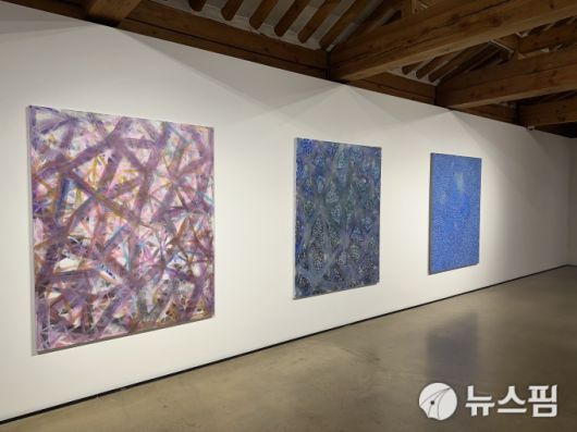 [서울=뉴스핌] 이지은 기자 = 성희승 작가의 개인전 '이터널 비커밍(Eternal Becoming)' 전시 전경. 2026.01.07 alice09@newspim.com