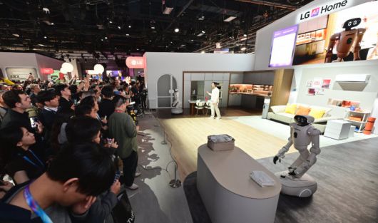 6일(현지 시간) 미국 라스베이거스에서 열리고 있는 세계 최대 가전∙IT 전시회 'CES 2026'에서 관람객들이 LG전자의 홈 로봇 'LG 클로이드'와 로봇의 관절 역할을 하는 액추에이터 브랜드 'LG 액추에이터 악시움'을 경험하고 있다. LG 클로이드는 고객이 집에 도착하는 시간에 맞춰 빨랫감을 세탁기에 넣어 빨래를 하거나 수건을 정리하는 등 능동적으로 고객을 돌본다. [사진=LG전자]