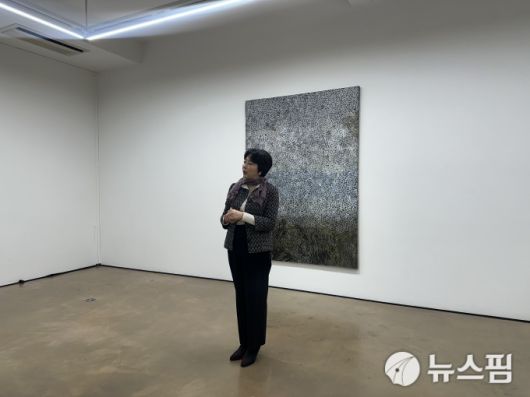 [서울=뉴스핌] 이지은 기자 = 학고재에서 열린 개인전에서 작품에 대해 설명 중인 성희승 작가. 2026.01.07 alice09@newspim.com