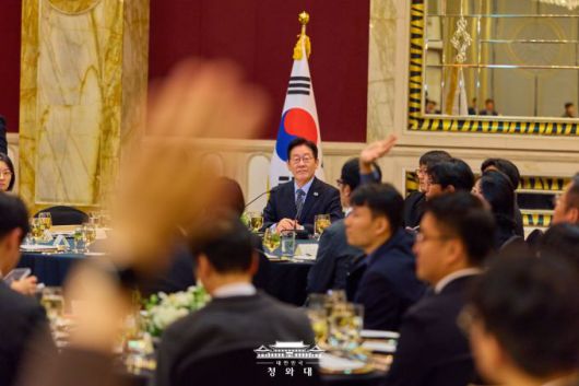 중국을 국빈 방문 중인 이재명 대통령이 7일 상하이 프레스센터에서 기자간담회를 하고 있다. [사진=청와대]