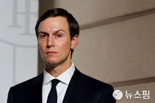 6일(현지시간) 프랑스 파리에서 열린 '의지의 연합' 정상회의 기자회견 바라보는 재러드 쿠슈너. [사진=로이터 뉴스핌]