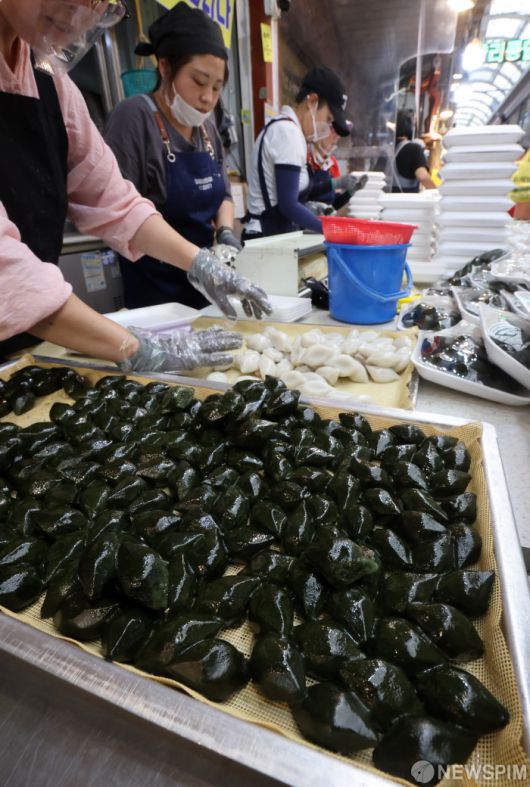 [서울=뉴스핌] 최지환 기자 = 추석 연휴를 앞둔 26일 오후 서울 동대문구 청량리종합시장의 한 떡집에서 직원들이 송편을 포장하고 있다. 2025.09.26 choipix16@newspim.com