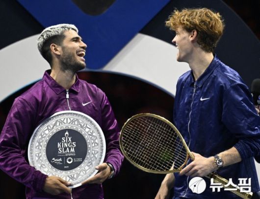 [리야드 로이터=뉴스핌] 박상욱 기자= 알카라스(왼쪽)와 신네르가 지난해 10월 18일(현지시간) 열린 식스 킹스 슬램 시상식에서 이야기를 주고받다 웃음을 터뜨리고 있다. 2025.10.18 psoq1337@newspim.com