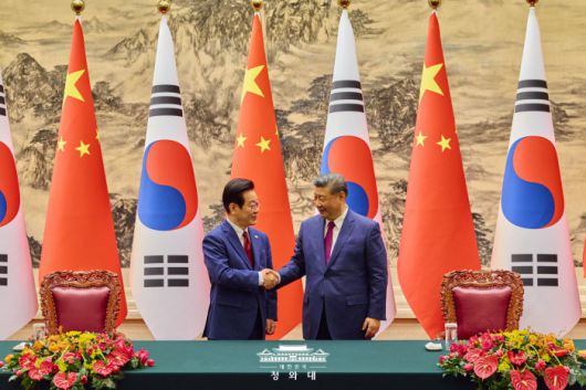 [서울=뉴스핌] 이재명 대통령과 시진핑 국가주석이 5일 중국 베이징 인민대회당에서 열린 한중 MOU 체결식에서 악수를 하고 있다. [사진=청와대] 2026.01.06 photo@newspim.com