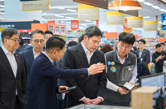 지난 6일 스타필드마켓 죽전점을 찾은 정용진 신세계그룹 회장이 간편식 델리 매장에서 상품 설명을 듣고 있는 모습 [사진=이마트 제공] nrd@newspim.com