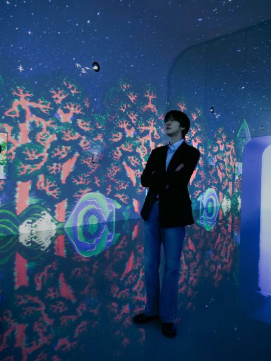 배우 안효섭이 CES 2026 삼성전자 '더 퍼스트룩' 단독 전시관에서 대형 터널 형태의 'AI 갤러리'를 구경하고 있다. [사진=삼성전자]