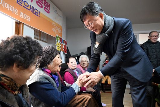 이민근 안산시장이 6일 '2026 희망을 나누는 첫인사, 동행'에서 성포동 주공10단지아파트 경로당을 방문해 어르신들과 인사를 나누고 있다. [사진=안산시]