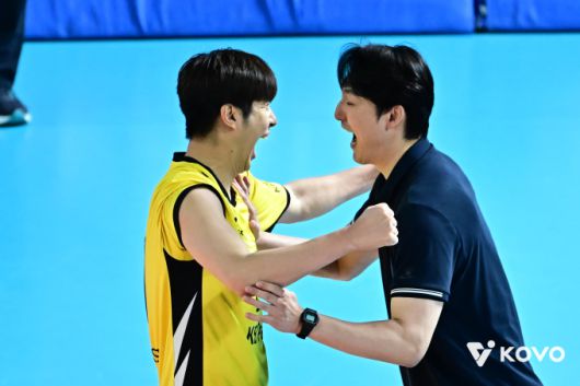 [서울=뉴스핌] 하현용 감독대행이 박찬하(왼쪽)와 포옹하고 있다. [사진 = KOVO] 2026.01.07 wcn05002@newspim.com