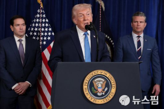 도널드 트럼프 미국 대통령이 2026년 1월 3일(현지시간) 플로리다주 팜비치의 마라라고 클럽에서 열린 기자회견에서 발언하고 있다. 이날 기자회견에는 베네수엘라 공습과 니콜라스 마두로 대통령 및 부인 실리아 플로레스 체포 이후 트럼프 대통령이 발표하는 자리에 마르코 루비오 국무장관과 피트 헤그셋 국방장관이 배석했다. [사진=로이터 뉴스핌]