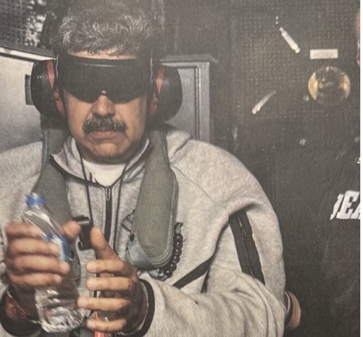 베네수엘라의 니콜라스 마두로 대통령이 2026년 1월3일 미군에 의해 체포돼 눈 가리고 수갑 찬 상태로 이송되고 있다 [사진=도널드 트럼프 미국 대통령의 트루스소셜 계정]