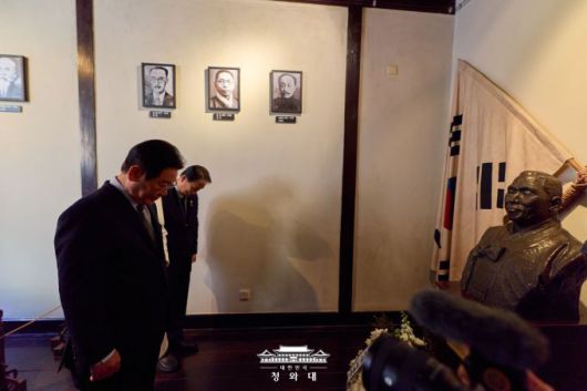 이재명 대통령과 김혜경 여사, 권오을 국가보훈부 장관이 7일 중국 상하이 대한민국 임시정부 청사를 찾아 김구 선생 흉상에 헌화 묵념하고 있다. [사진=청와대]